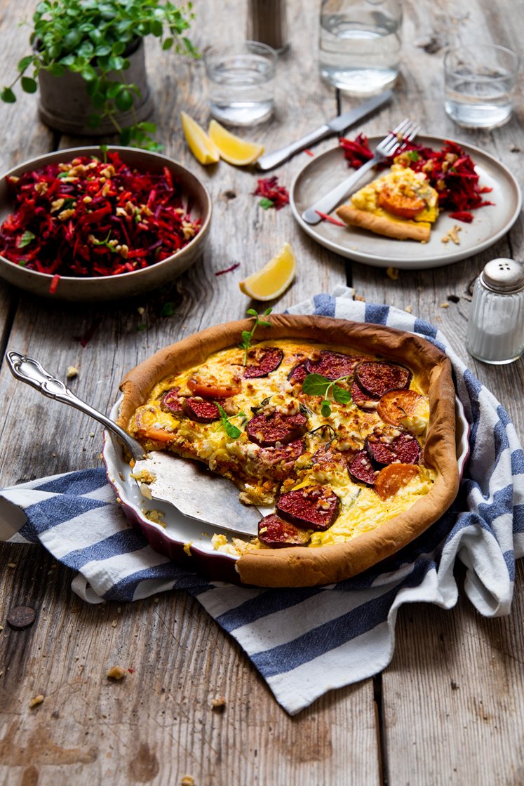 Søtpotet- og fikenpai med frisk råkostsalat