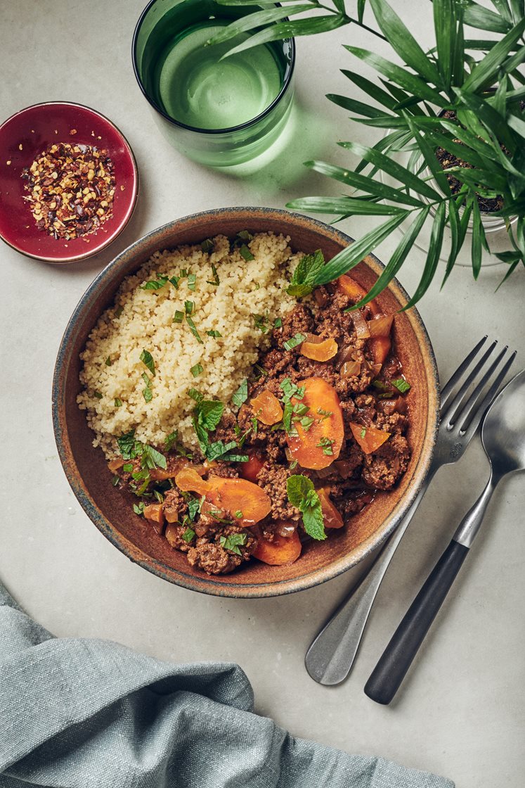 Nordafrikansk nötfärsgryta med torkade aprikoser, couscous och mynta