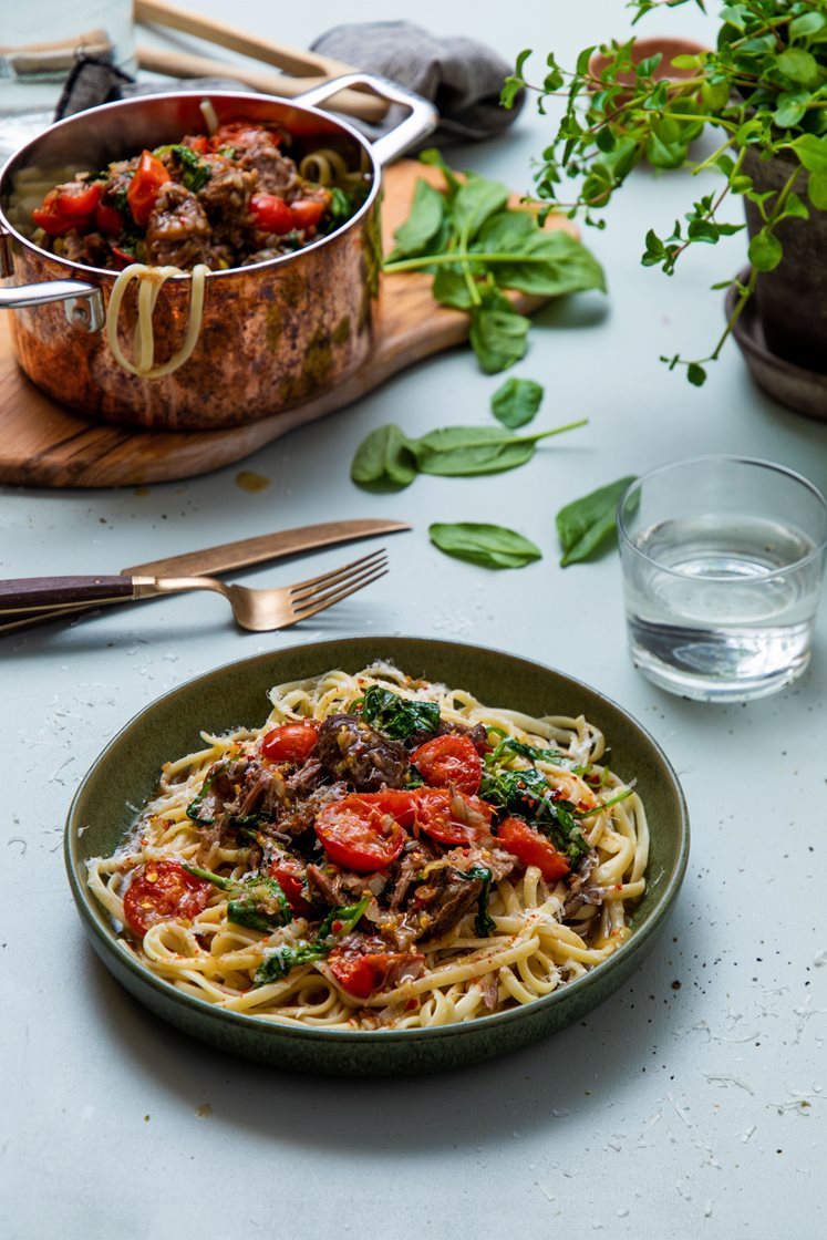 Linguine med svinekjaker, cherrytomater og Grana Padano