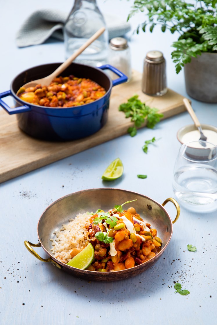 Vegetarisk chili sin carne med fullkornsris og koriander 