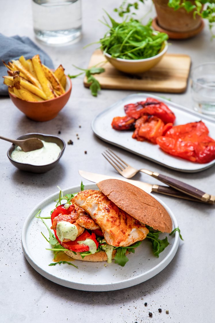 Krydderstekt kylling i grove hamburgerbrød med ramsløkaioli, ovnsbakte potetstaver og paprika