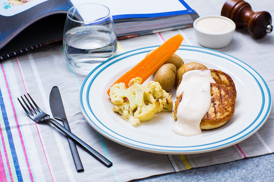 Fiskekaker med grillet blomkål og gulrot