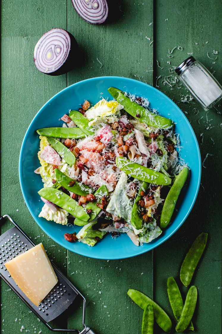 Kremet pastasalat med friske grønnsaker, bacon og grana padano