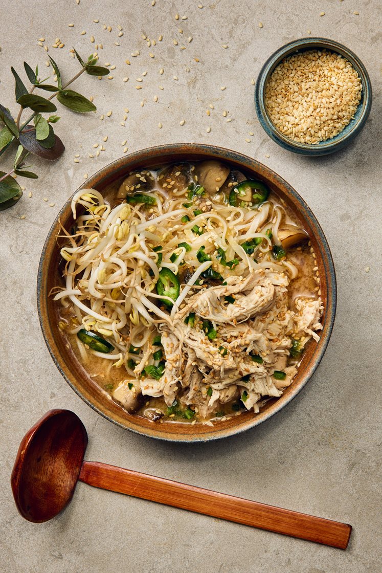 Pulled sesamkyckling i misobuljong med nudlar, jalapeño och krispiga böngroddar