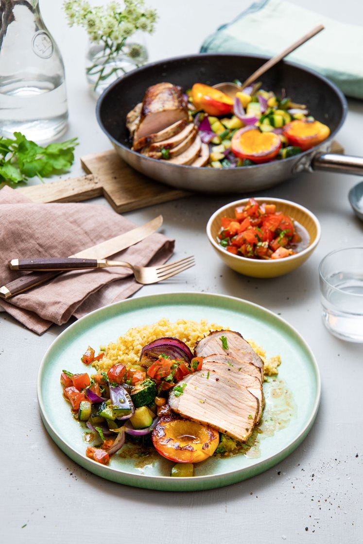 Hvitløksmarinert svinebiff med pannestekt squash, fullkornsbulgur og tomat- og balsamicovinaigrette