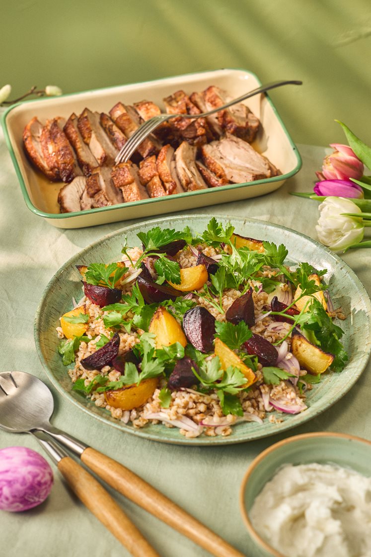 Timjanstekt kalkonlårstek med chèvrröra och ljummen matvetesallad med rostade betor  