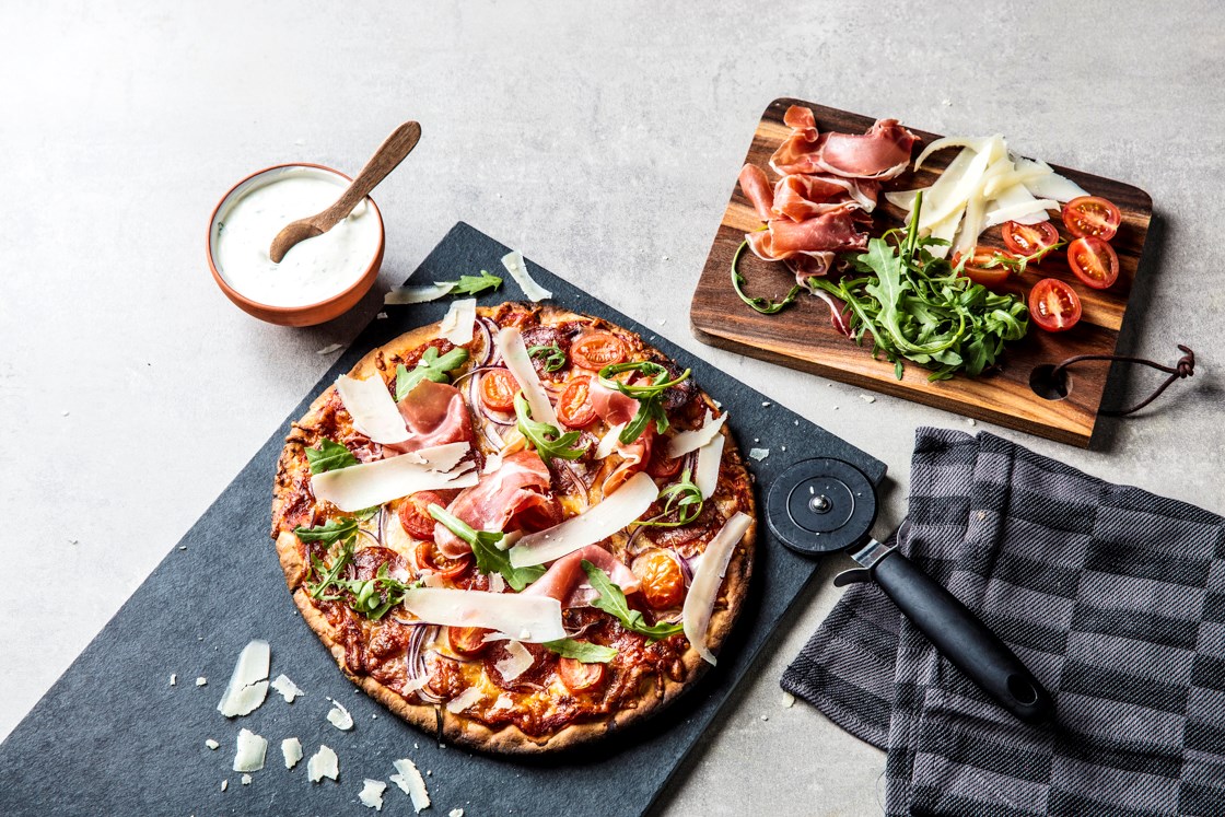 Pizza med chorizo og serranoskinke
