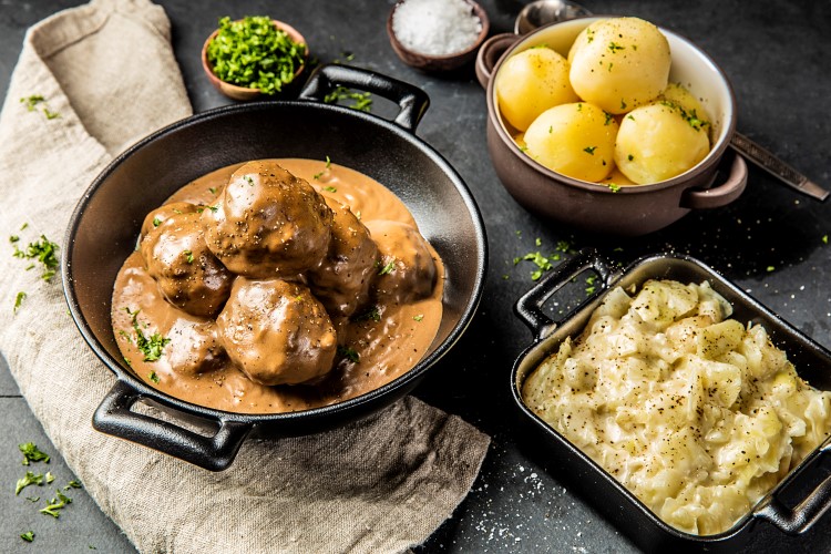 Kjøttkaker med brun saus og stuet kål 