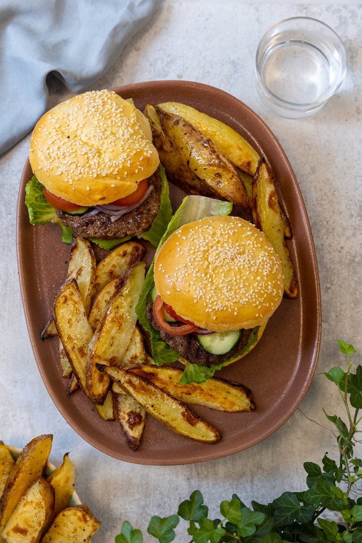 Klassisk burger med kartoffelbåde