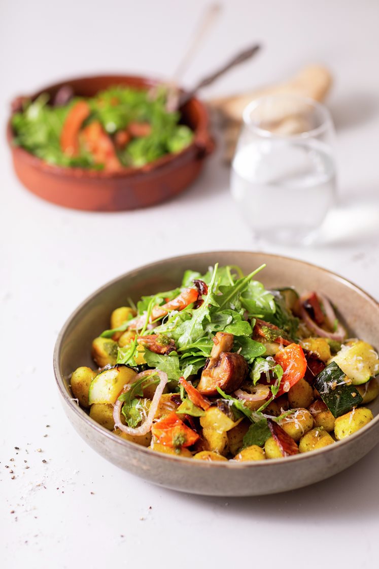 Gnocchi med basilikumpesto, pepperonibakt paprika, multibrød og tomat- og ruccolasalat