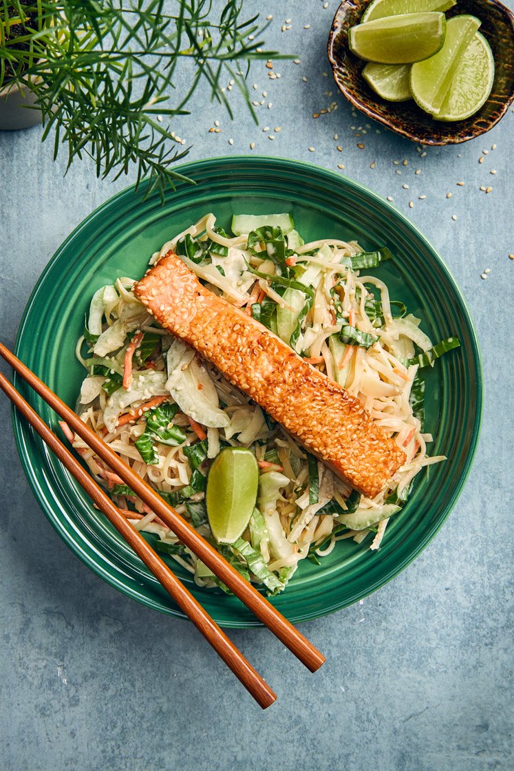 Sesamstekt lax med krämig nudelsallad