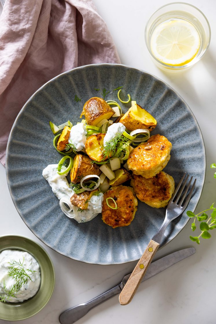 Færdigstegte fiskefrikadeller og bagt kartoffelsalat med porre og pære