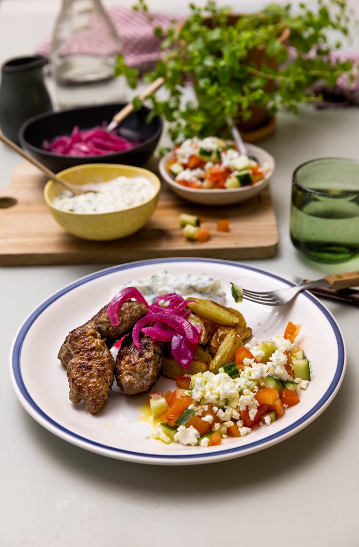 Storfekebab med tzatziki, tomat- og fetasalat, syltet rødløk og ovnsbakte poteter