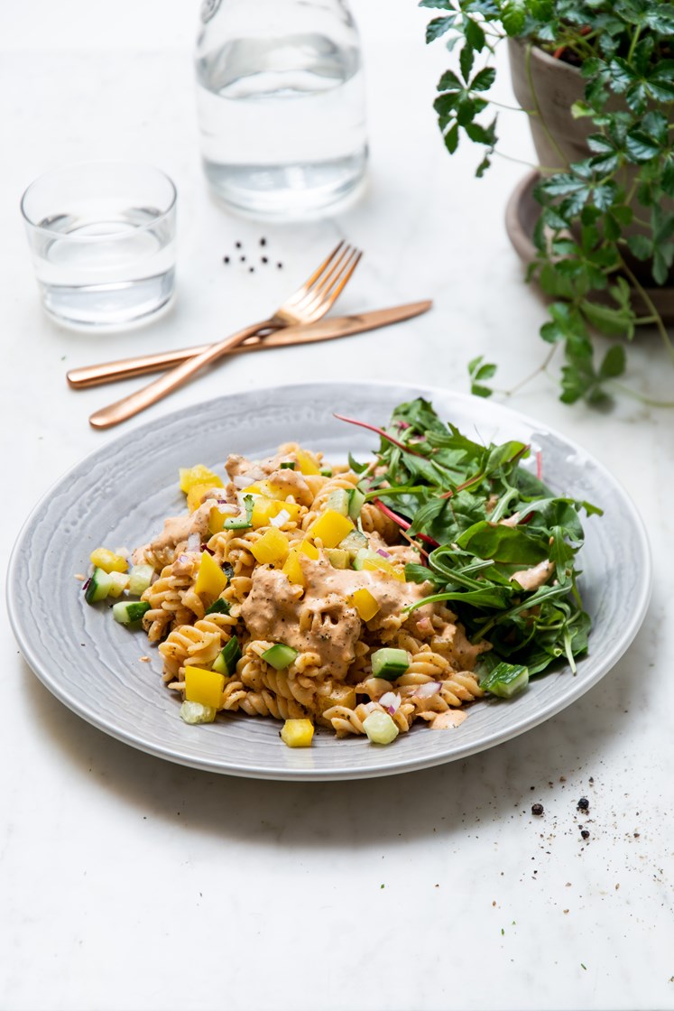 Pastasalat med kyllingfilet og tomatpesto