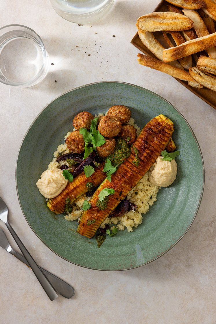 Favarittboller med krydderbakt squash og couscous servert med hummus og røkt chiliolje