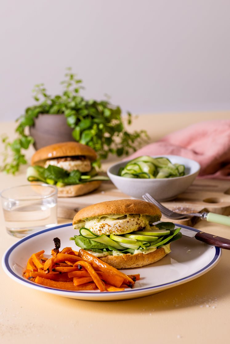 Vegetarburger med krydderstekt middagsost, aioli og honningbakte gulrøtter