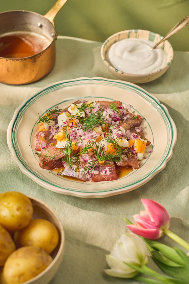 Matjesill med hackat ägg, dill, rödlök och brynt smör