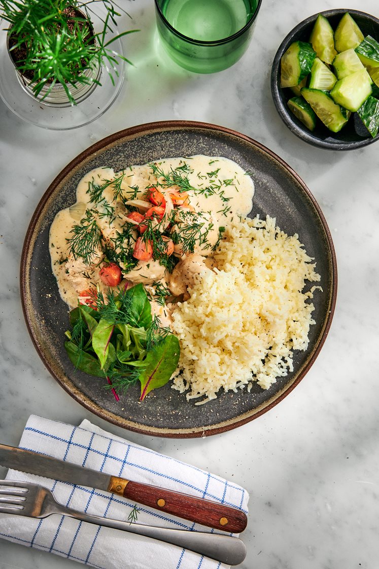 Kyckling i dillsås med kokt potatis och gurksallad