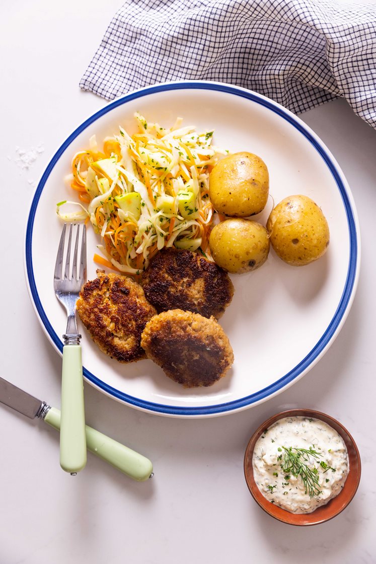 Færdigstegte fiskefrikadeller med sauce tatar og kartofler  