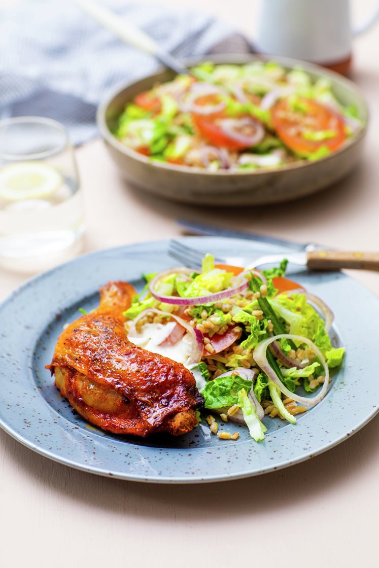 Ovnsbakte kyllinglår med byggkornsalat og hvitløksdressing