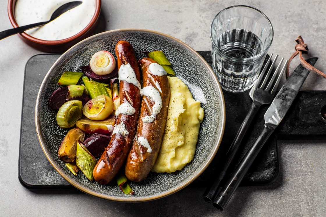 Jægerpølser med ramsløk, med potetstappe, rotgrønnsaker og urterømme