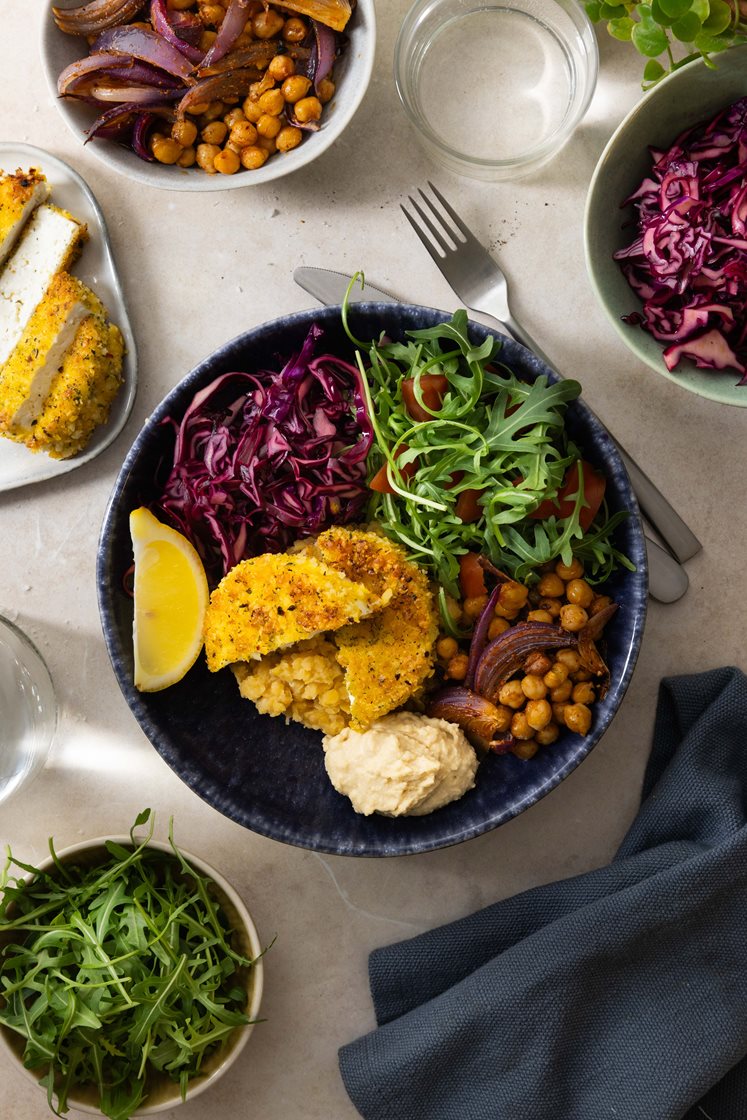 Bowl med krydderpanert middagsost, røde linser og hummus