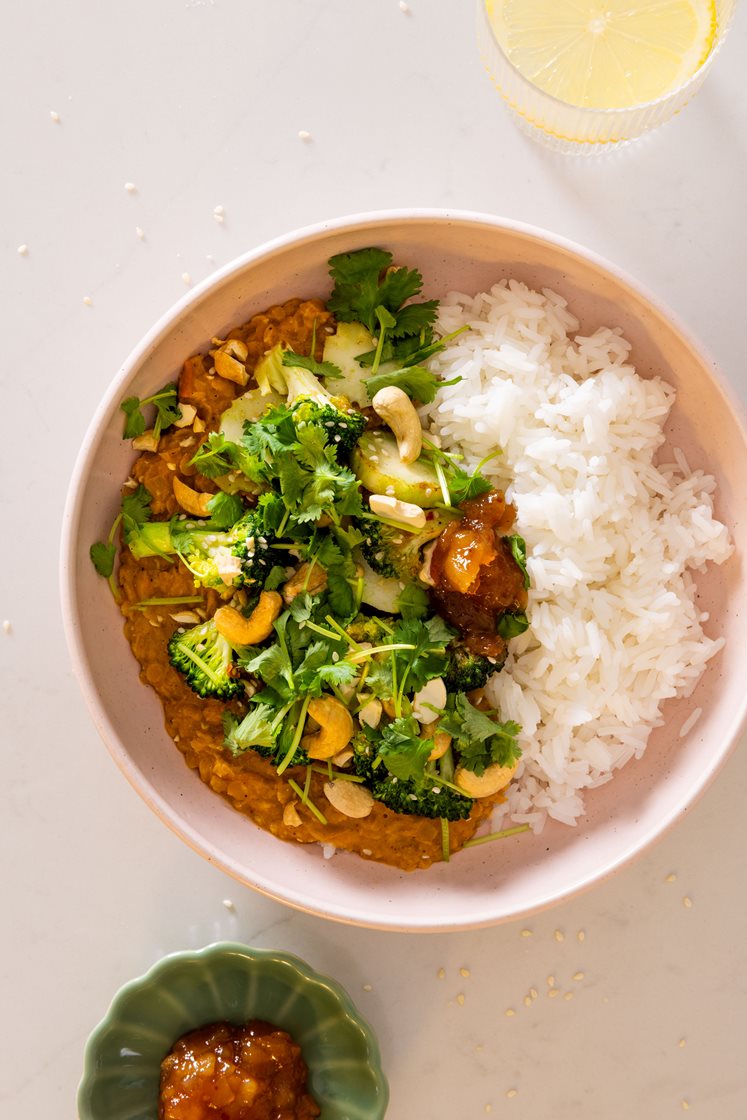 Indisk dhal med sesamstekt brokkoli og ristede cashewnøtter, servert med mangochutney