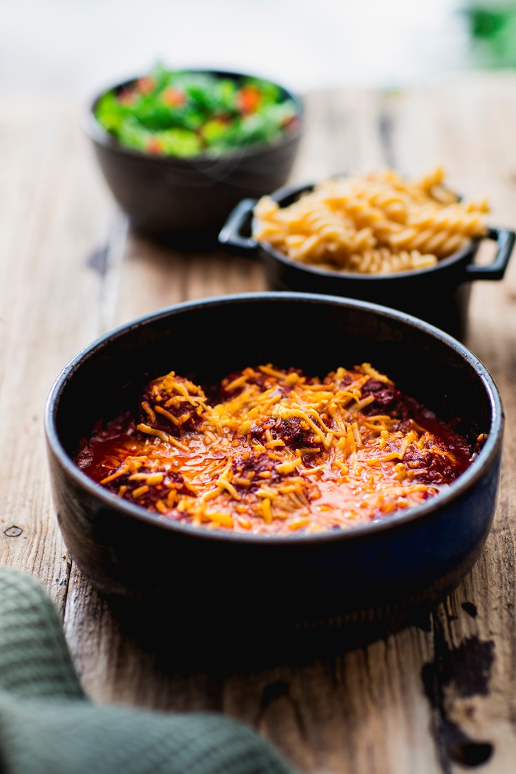 Gratinerte kjøttboller i tomatsaus med fullkornspasta og salat