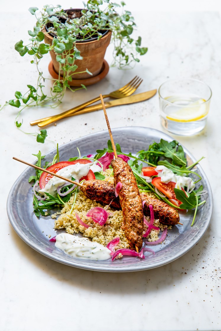 Tyrkisk lammekebab med urtecouscous, tomatsalat og tzatziki