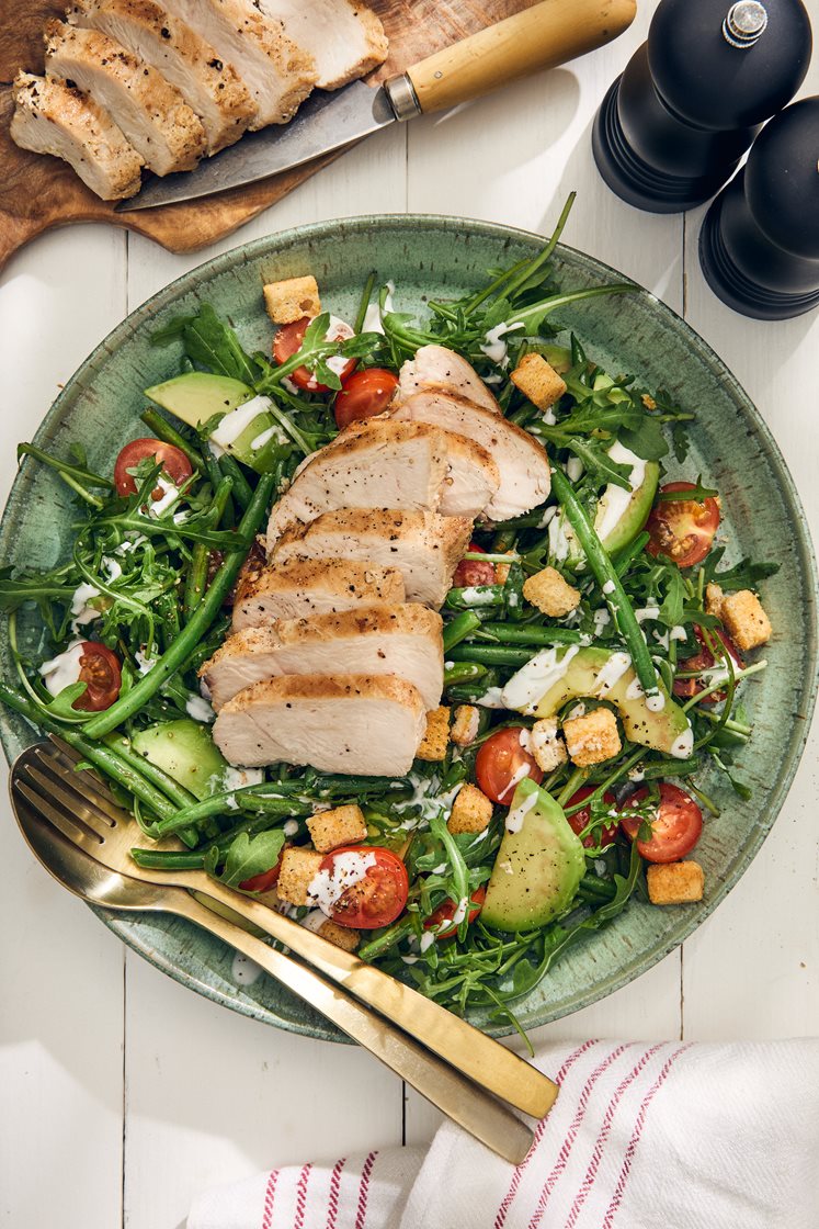 Ljummen kycklingsallad med avokado och krämig dressing