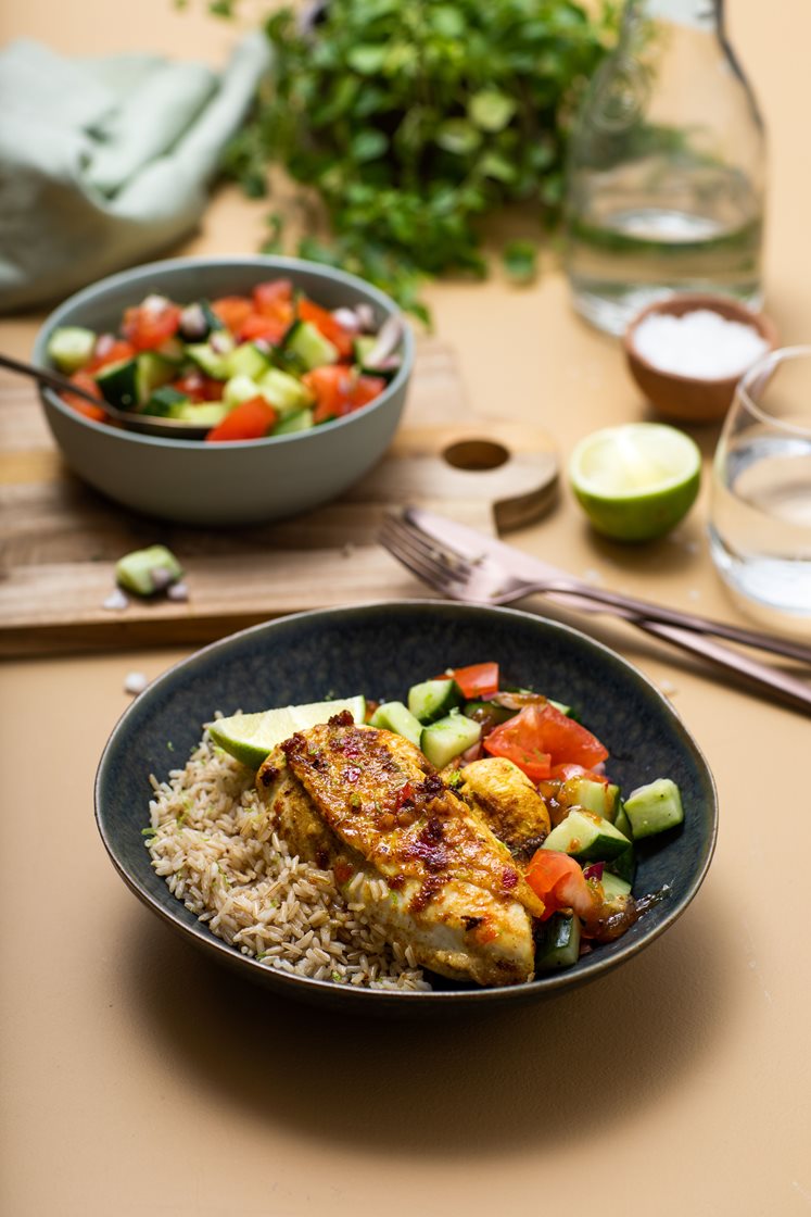 Jamaikansk jerk chicken med fullkornsris og agurk- og mangochutneysalat