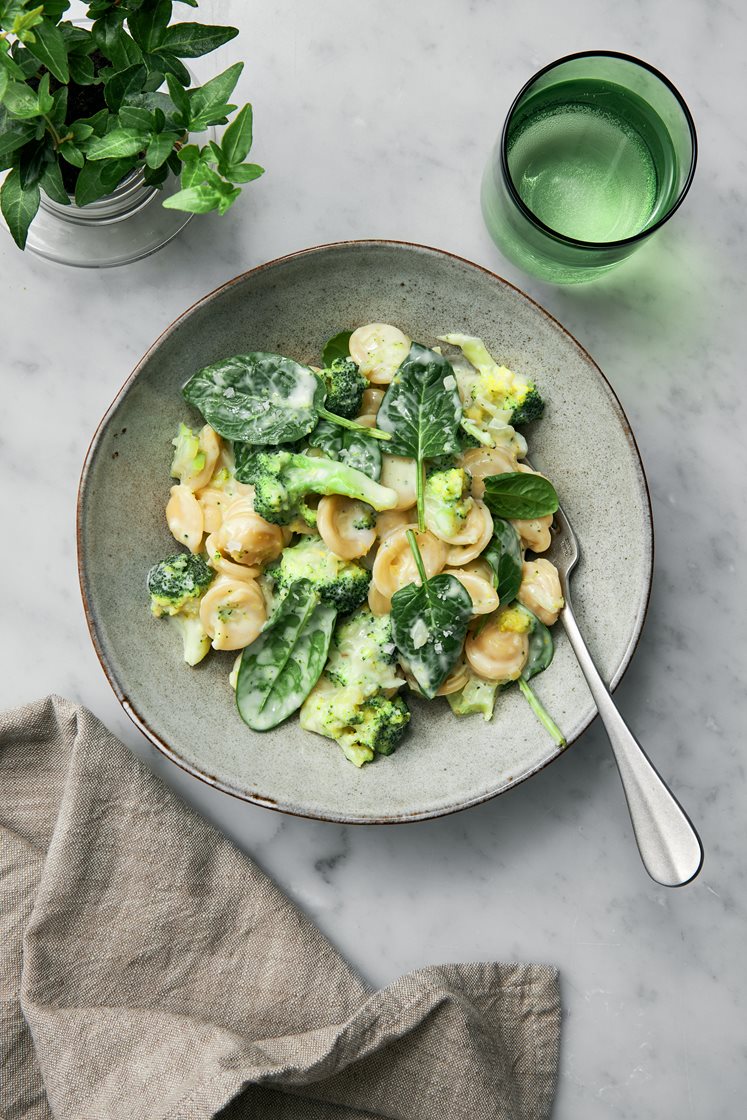 Broccolipasta med ostsås och citron