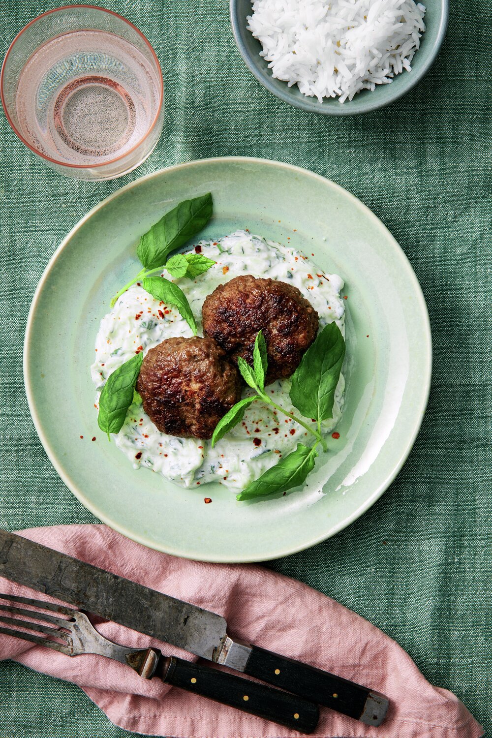 Persiska nötfärsbiffar med myntayoghurt och basmatiris