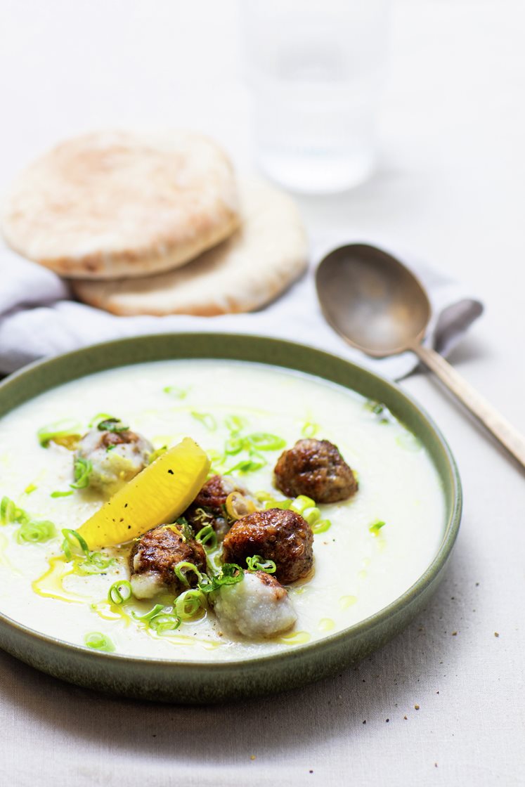 Blomkålsuppe med salsicciaboller og vårløk, servert med varme brød