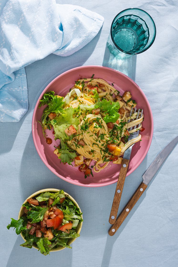 Kremet pasta med tofu, persille og frisk salat