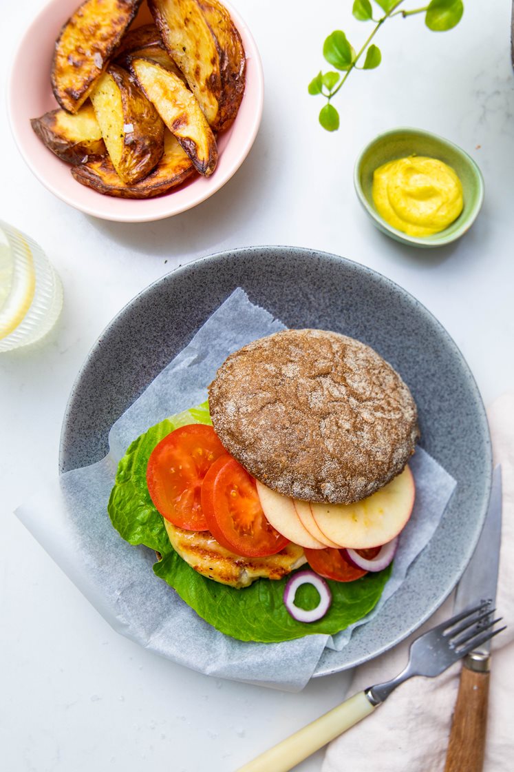 Fiskeburger med ovnbagte fritter og karrymayonnaise 