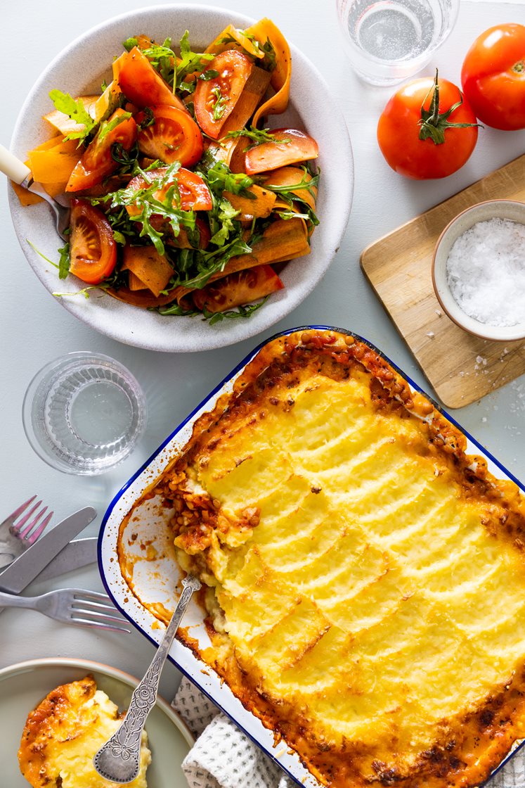 Shepherd's pie med linser og blandet salat med balsamicovinaigrette