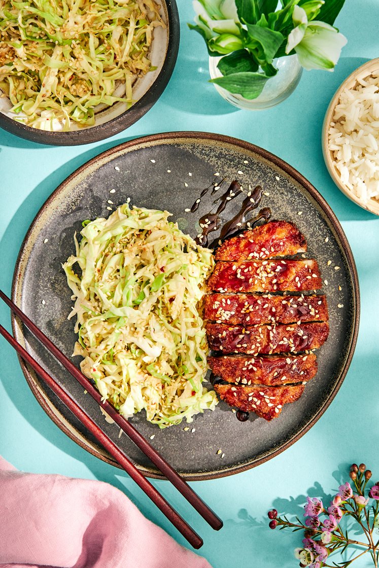 Tonkatsu - Japansk svineschnitzel med spisskål-slaw, sesamfrø og lime