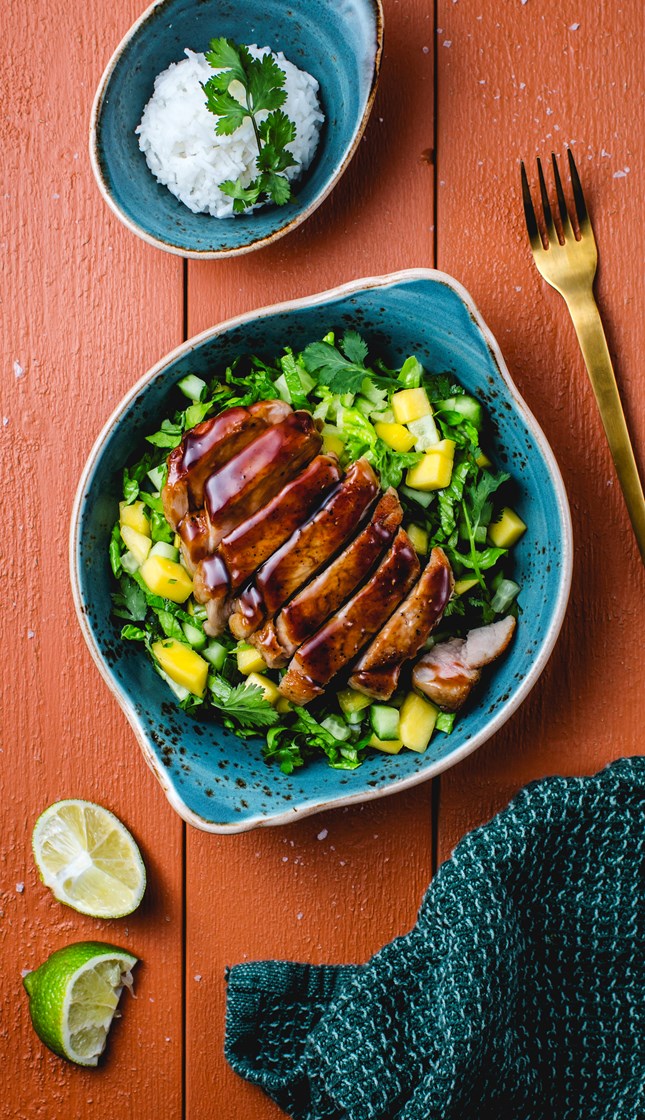 Svinekoteletter i teriyakisaus med mangosalat og ris