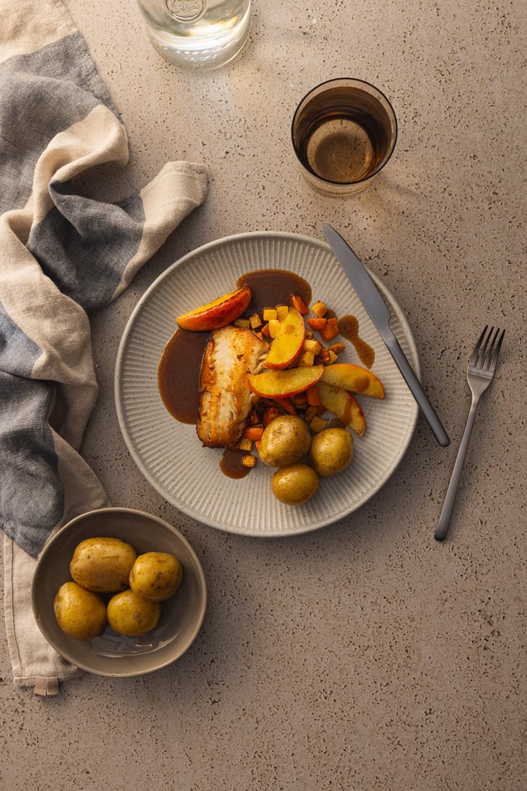 Stekt lyrfilet med ovnsbakte rotgrønnsaker, stekte eplebåter og rødvinssaus