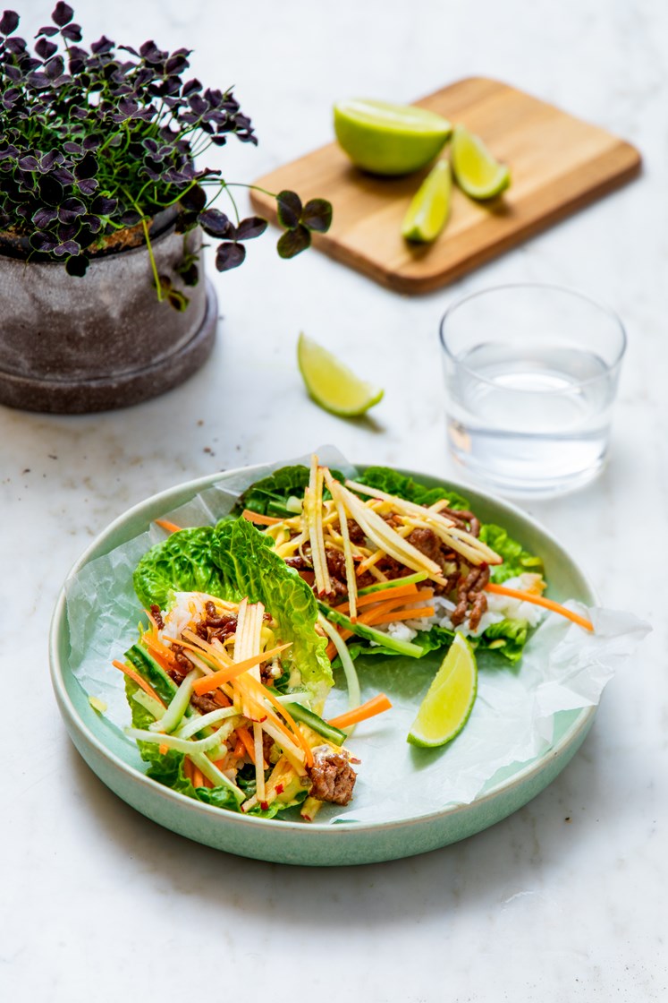 Sitrongresswokket kjøttdeig i hjertesalat med grønnsaker, ris og mango- og currydressing