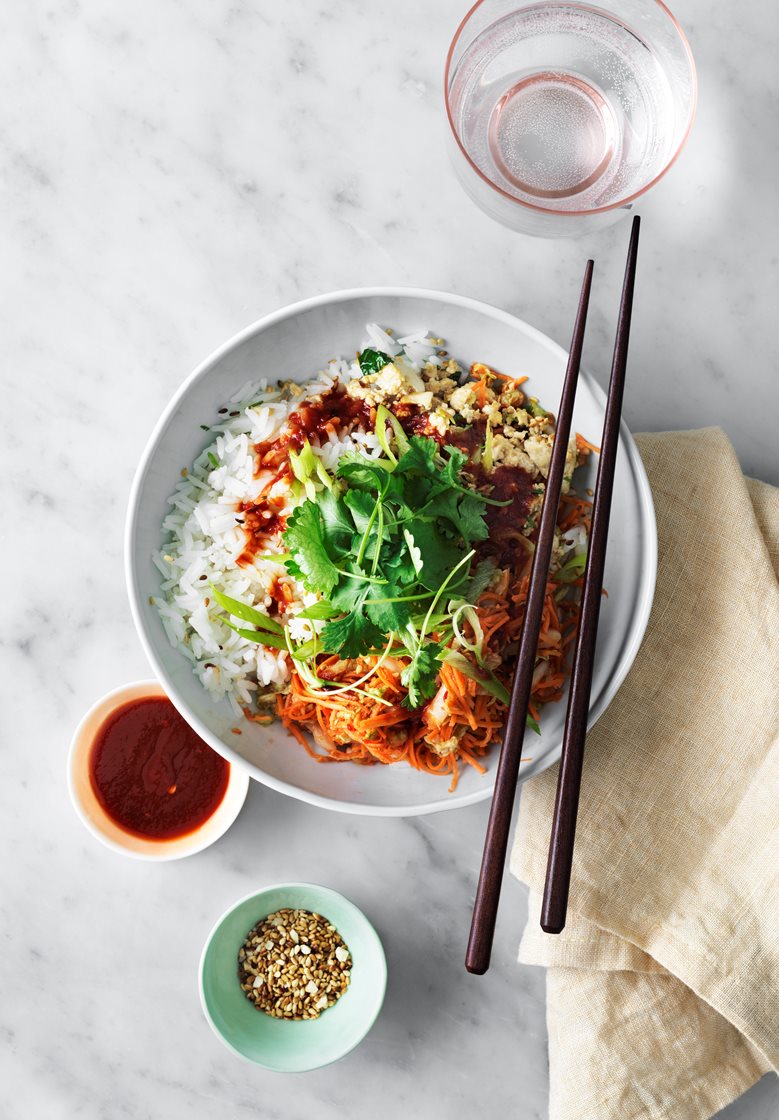 Kimchi bowl med scrambled tofu och rostade sesamfrön