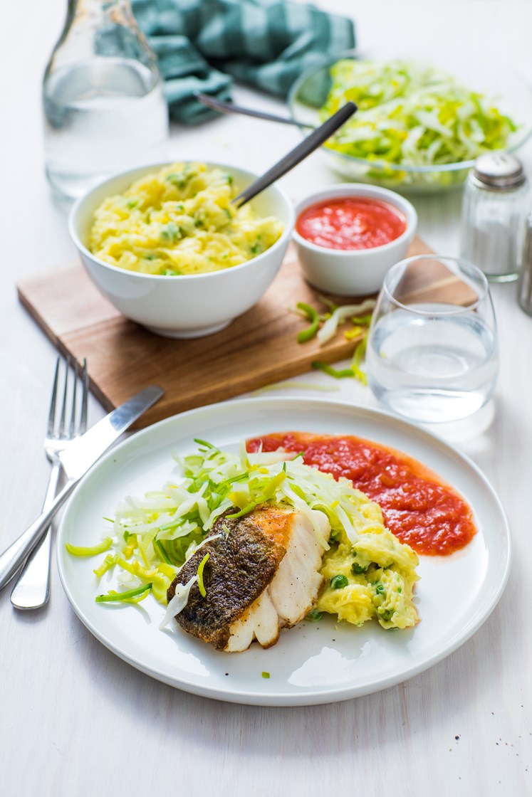 Pannestekt skreifilet med erte- potetmos og tomatsjy