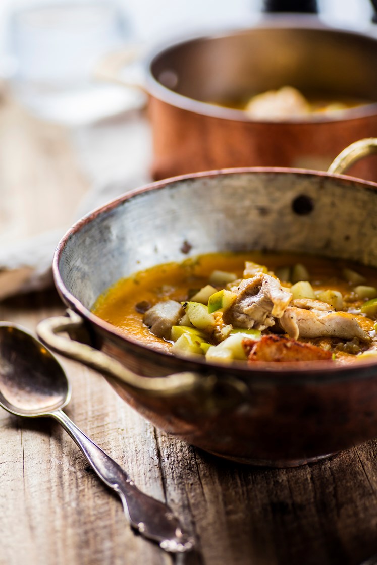 Gulrot- og currysuppe med kylling, quinoa, eple og koriander