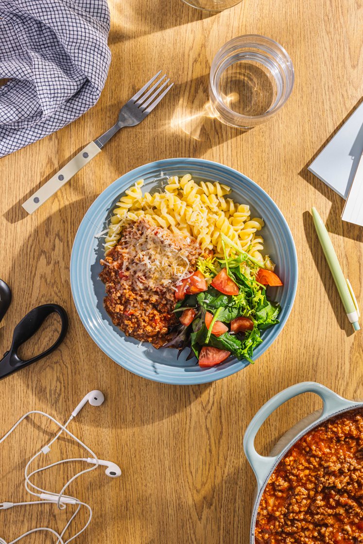Glutenfri pasta med færdiglavet bolognese og salat