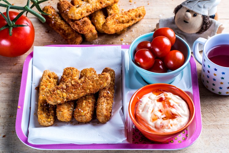 Hjemmelagde kyllingnuggets med rotgrønnsaker og chilidip