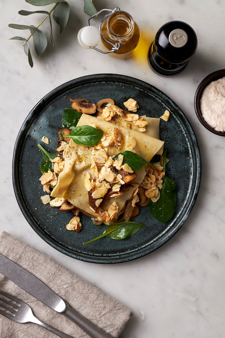 Öppen lasagne med svamp, ricotta och mandelströssel