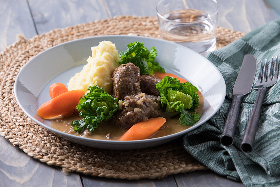 Svinekjaker i fløtesaus med rosettkål og potetmos