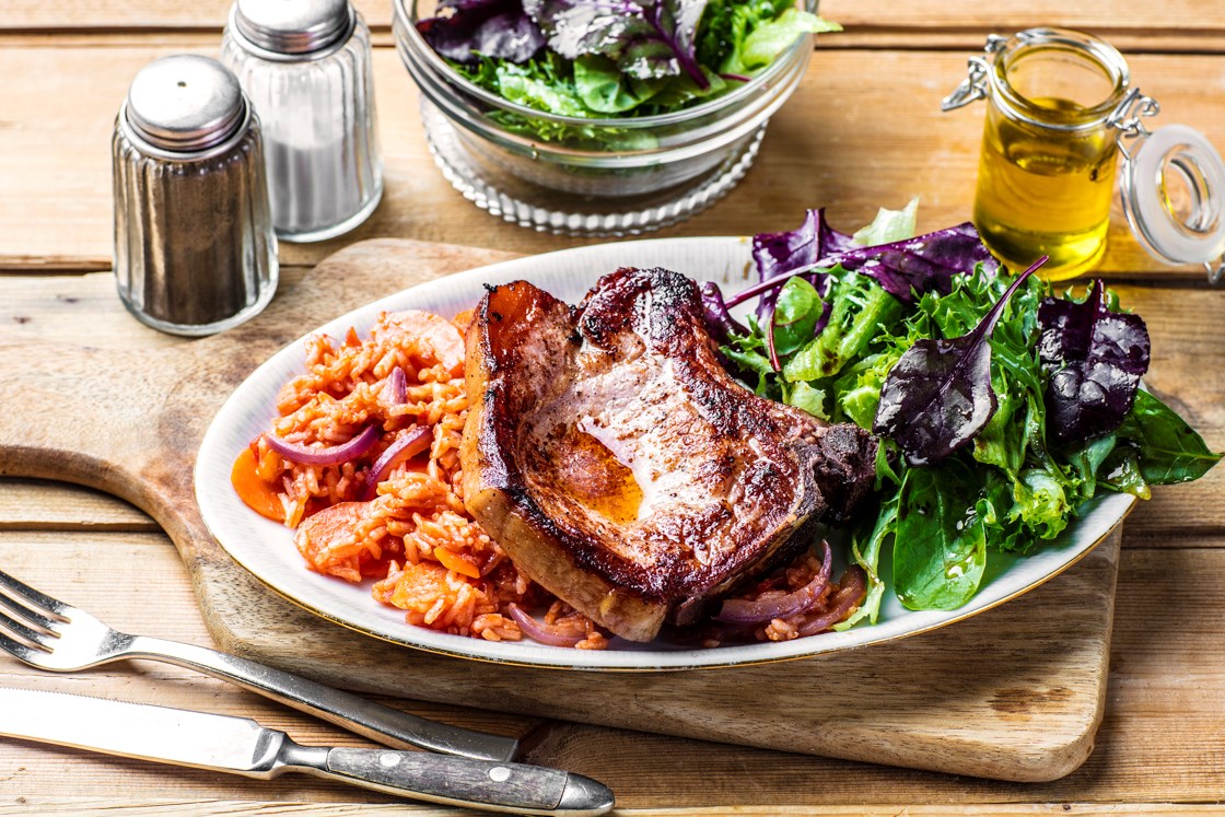 Røkte koteletter med tomatris og salat 