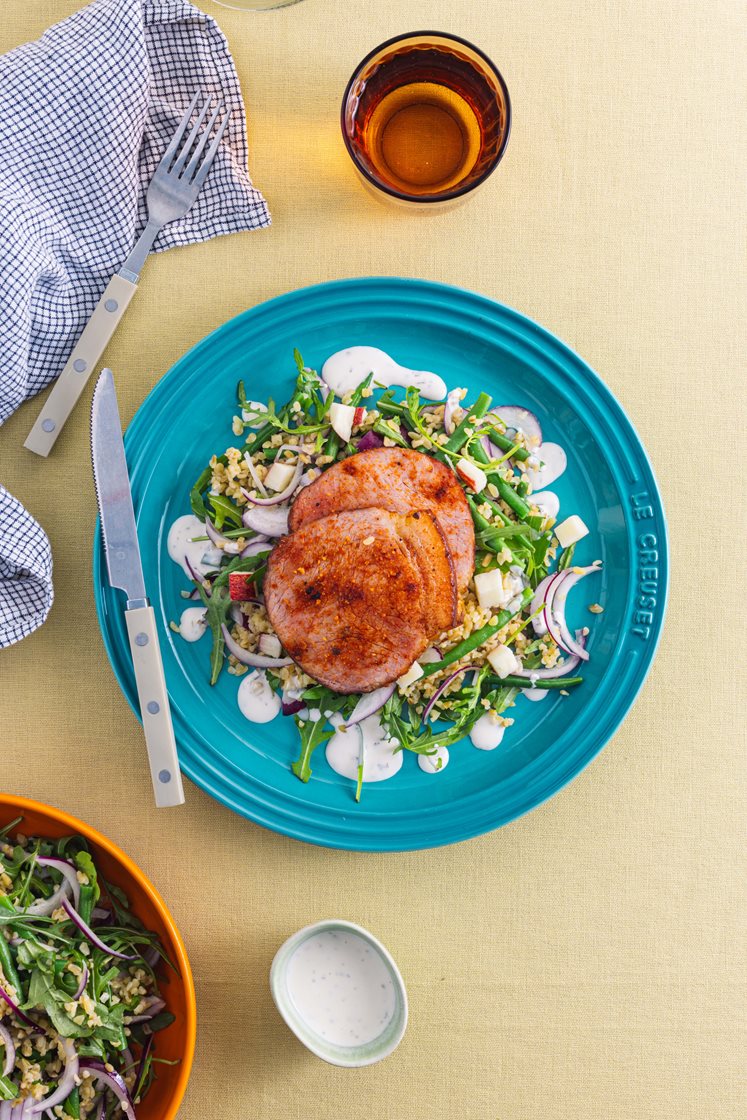 Honningglasert skinke med bulgursalat og urtedressing